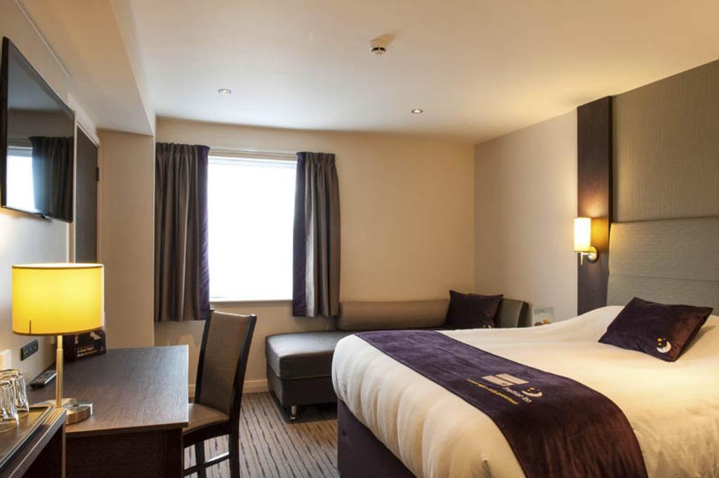 Premier Inn Fleet Esterno foto