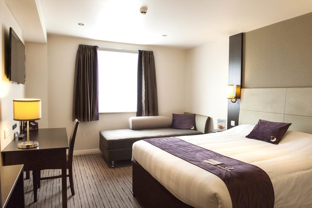 Premier Inn Fleet Esterno foto