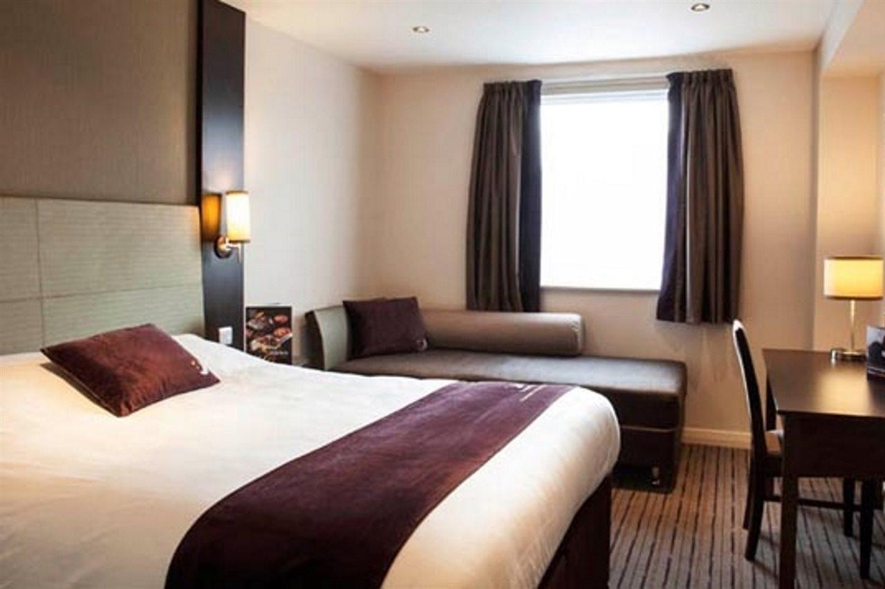 Premier Inn Fleet Esterno foto