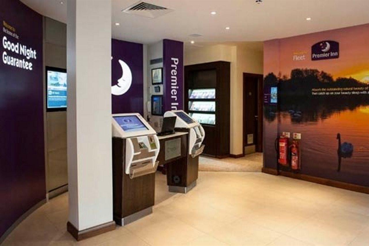 Premier Inn Fleet Esterno foto